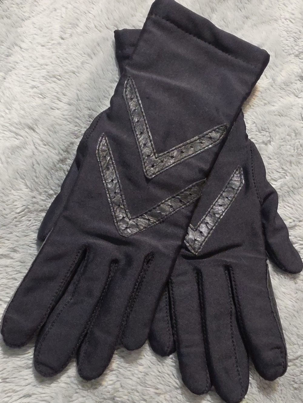 ISOTONER BLACK GLOVES, One Size, Vintage  Stretchy With Nice Warm Soft Liner EUC